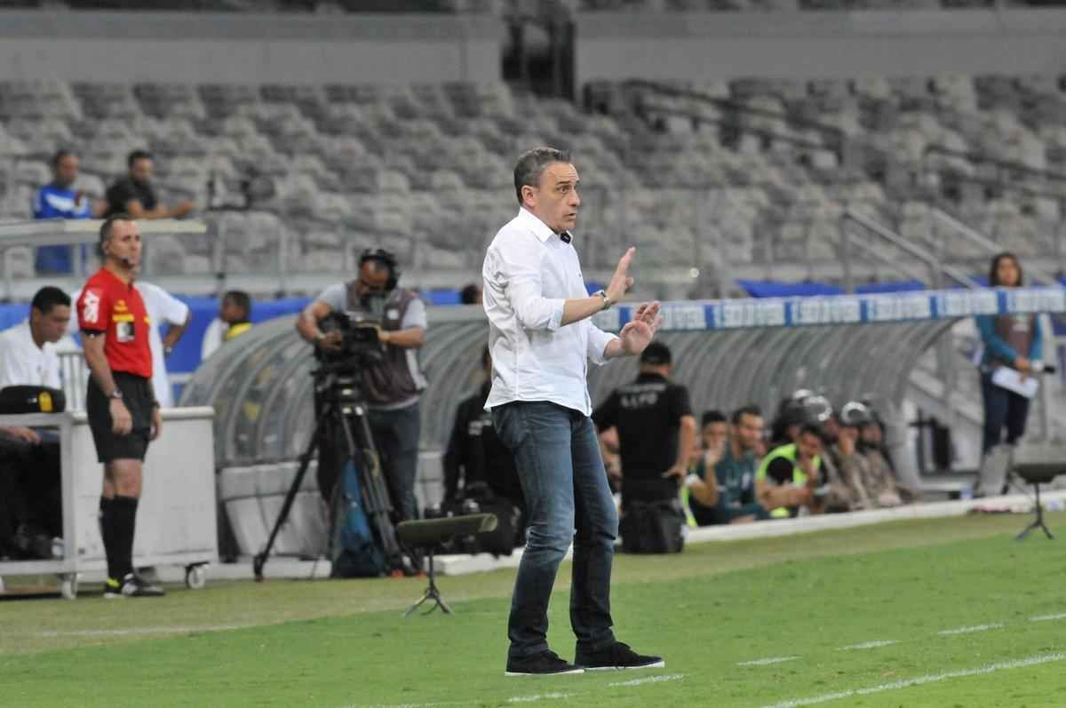Veja as reaes do tcnico Paulo Bento na estreia pelo Cruzeiro, no duelo contra o Figueirense