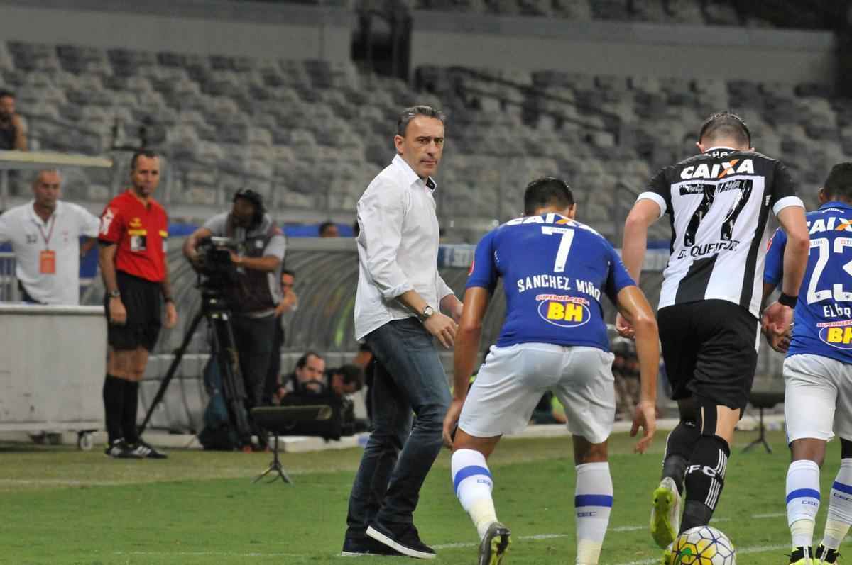 Veja imagens de Cruzeiro x Figueirense, que fizeram jogo movimentado no Mineiro