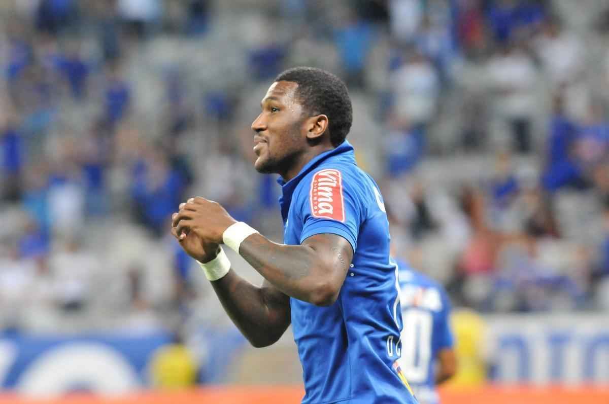 Veja imagens de Cruzeiro x Figueirense, que fizeram jogo movimentado no Mineiro