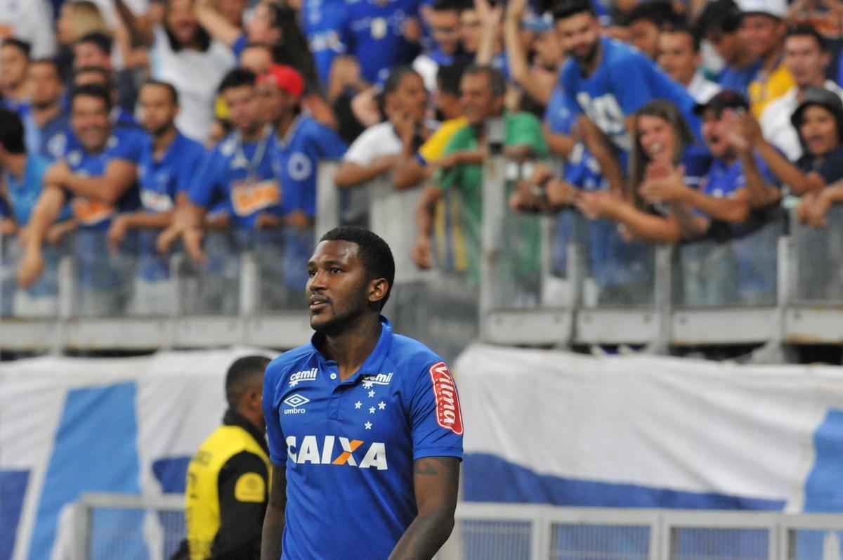 Veja imagens de Cruzeiro x Figueirense, que fizeram jogo movimentado no Mineiro