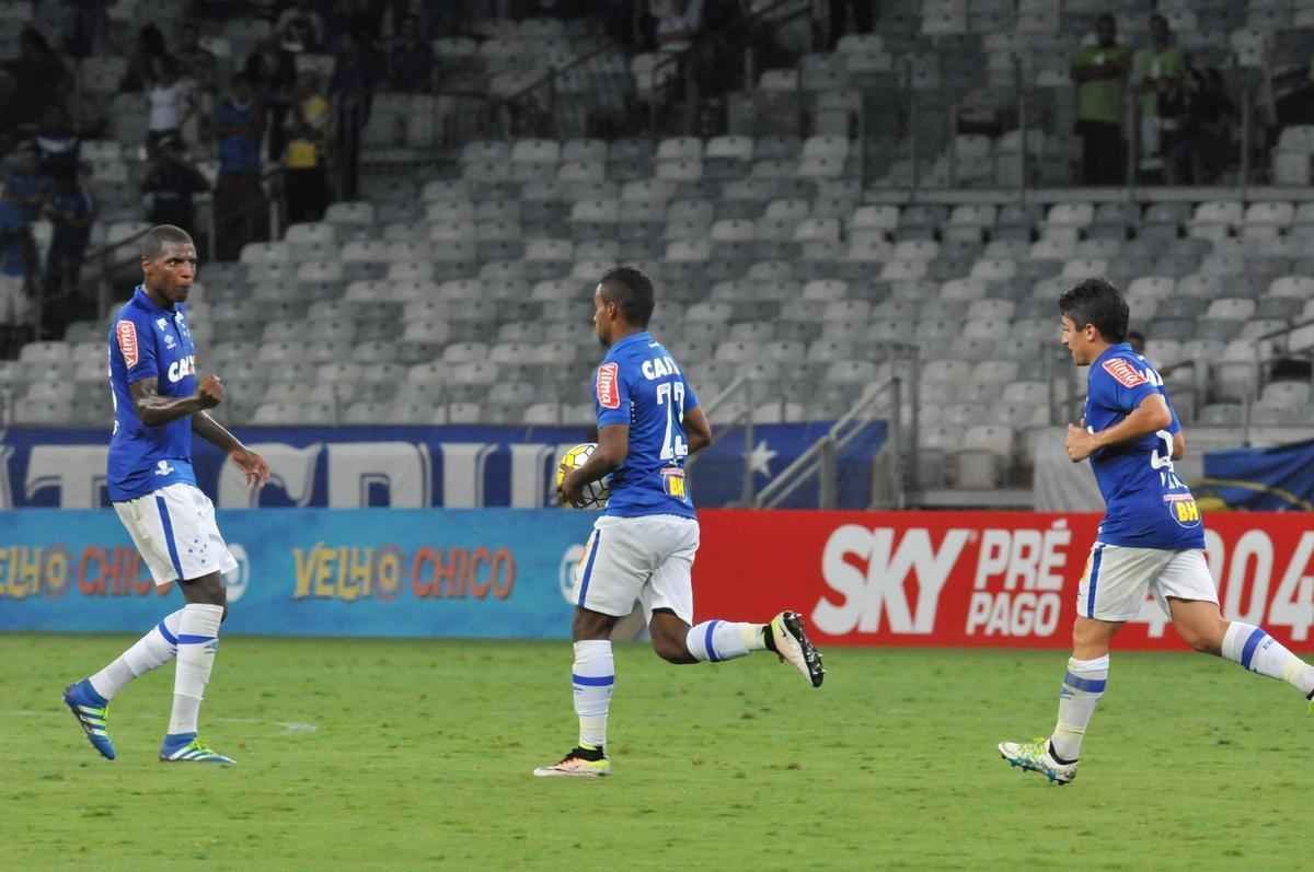 Veja imagens de Cruzeiro x Figueirense, que fizeram jogo movimentado no Mineiro