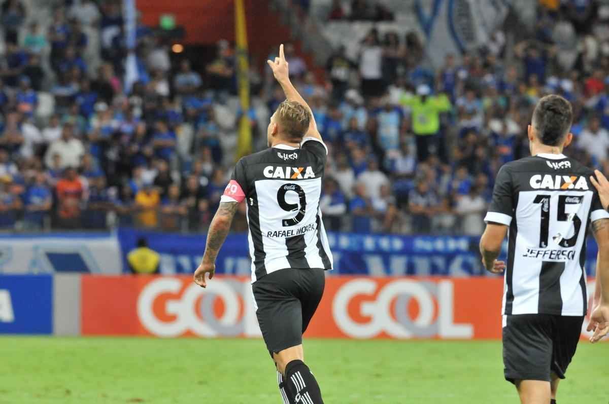 Veja imagens de Cruzeiro x Figueirense, que fizeram jogo movimentado no Mineiro