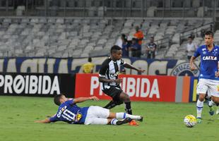 Veja imagens de Cruzeiro x Figueirense, que fizeram jogo movimentado no Mineiro