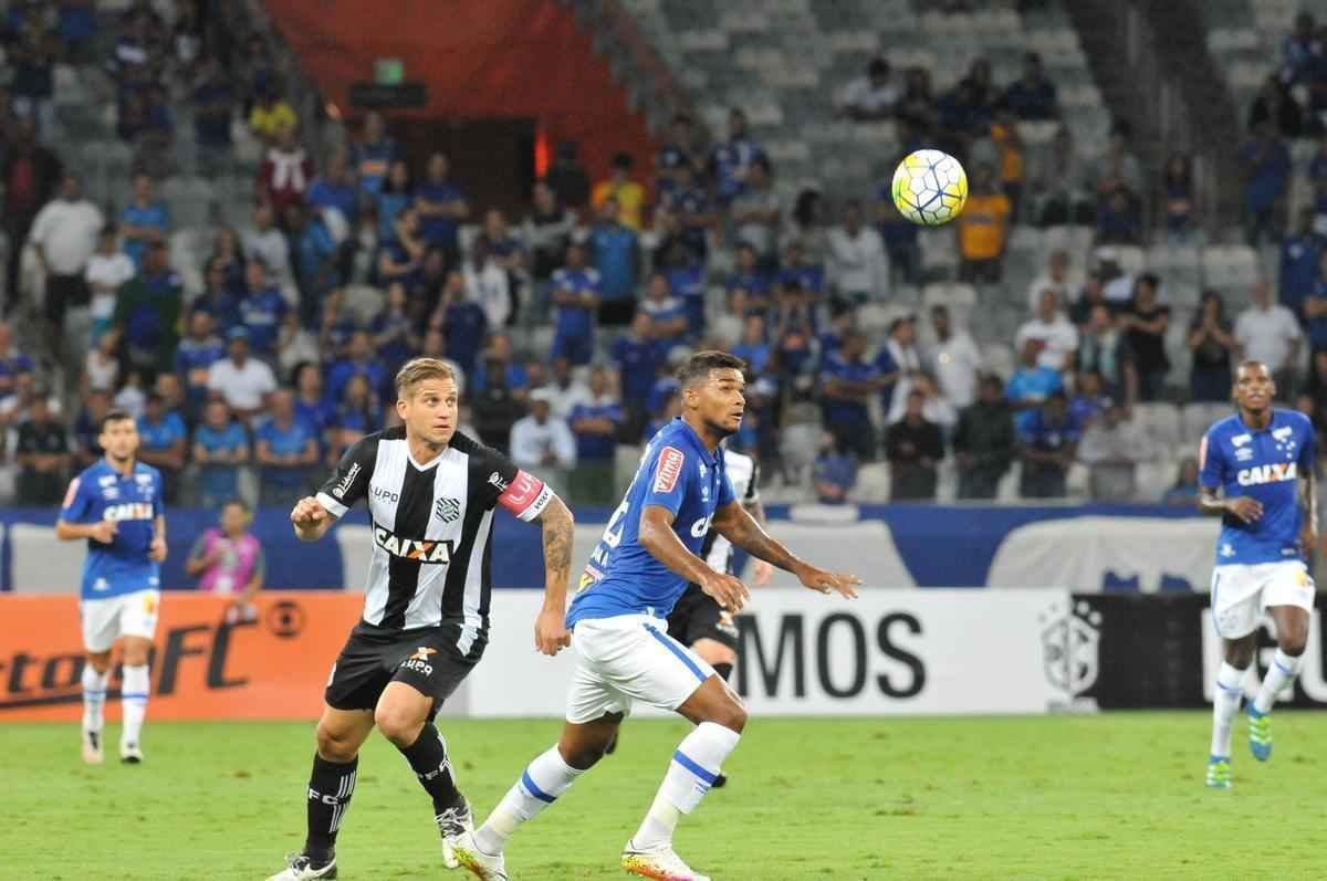 Veja imagens de Cruzeiro x Figueirense, que fizeram jogo movimentado no Mineiro