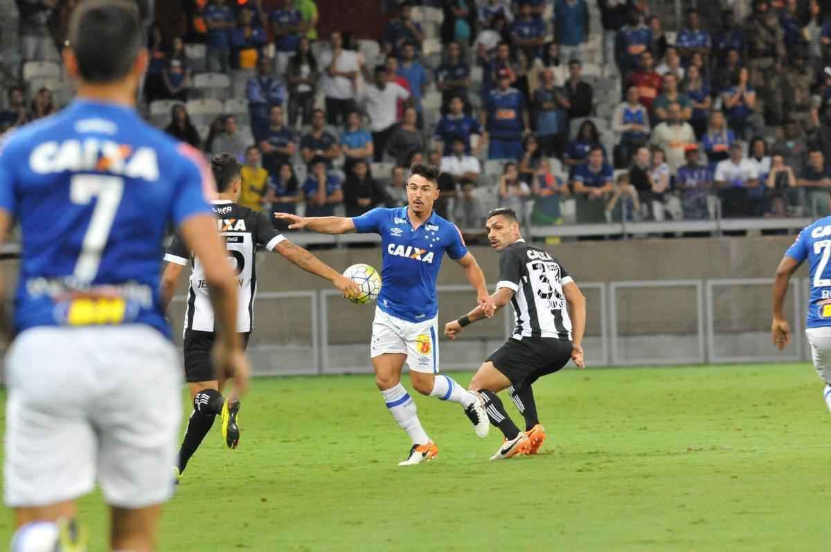 Veja imagens de Cruzeiro x Figueirense, que fizeram jogo movimentado no Mineiro