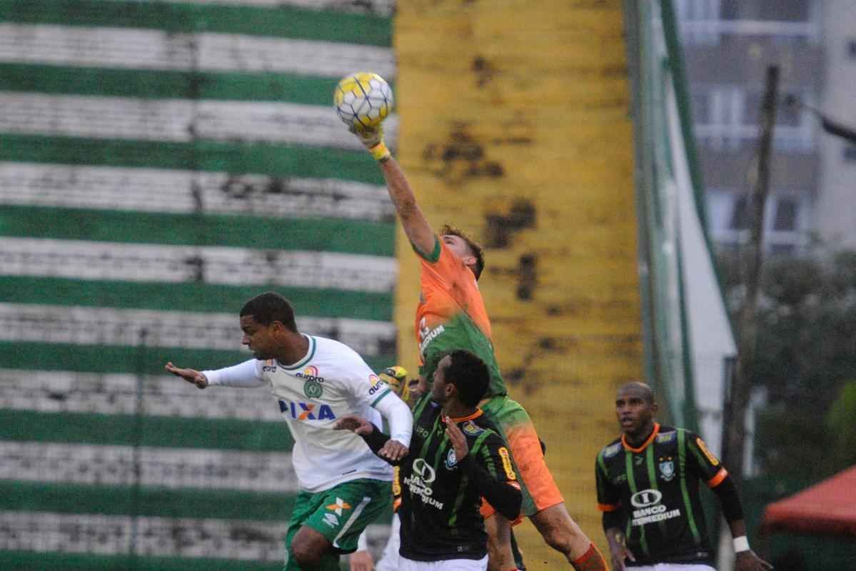 Amrica comeou na frente, mas caiu de produo e perdeu de virada para Chapecoense