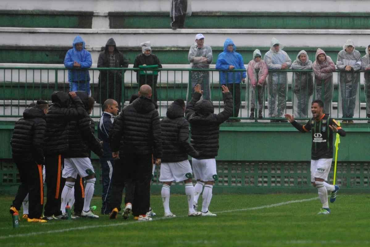 Amrica comeou na frente, mas caiu de produo e perdeu de virada para Chapecoense