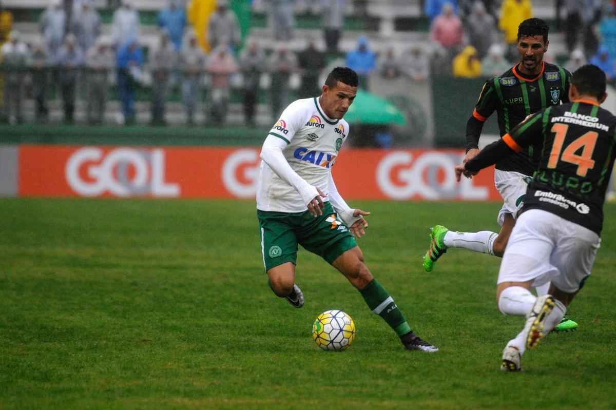 Amrica comeou na frente, mas caiu de produo e perdeu de virada para Chapecoense