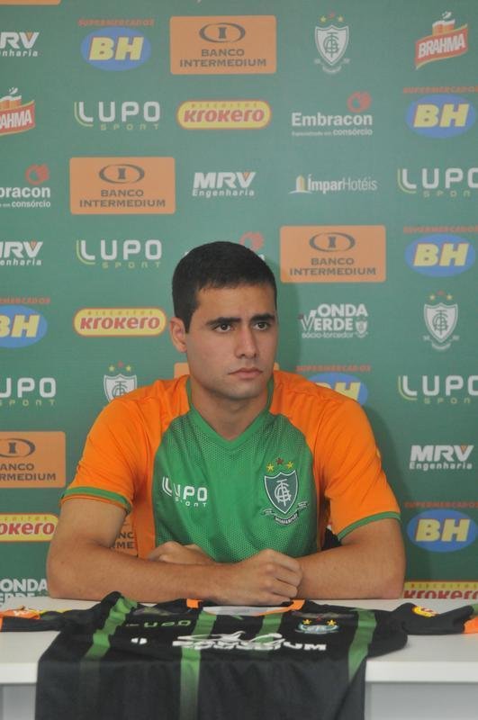 Presidente Euler Arajo apresentou nesta tera-feira os meias Eduardo e Alan Mineiro (Rodrigo Clemente/EM D.A Press)