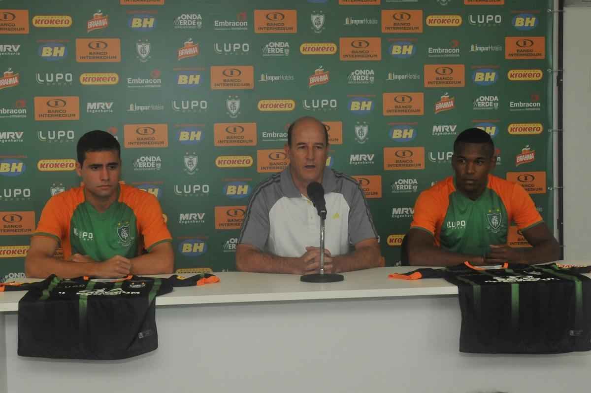 Presidente Euler Arajo apresentou nesta tera-feira os meias Eduardo e Alan Mineiro (Rodrigo Clemente/EM D.A Press)