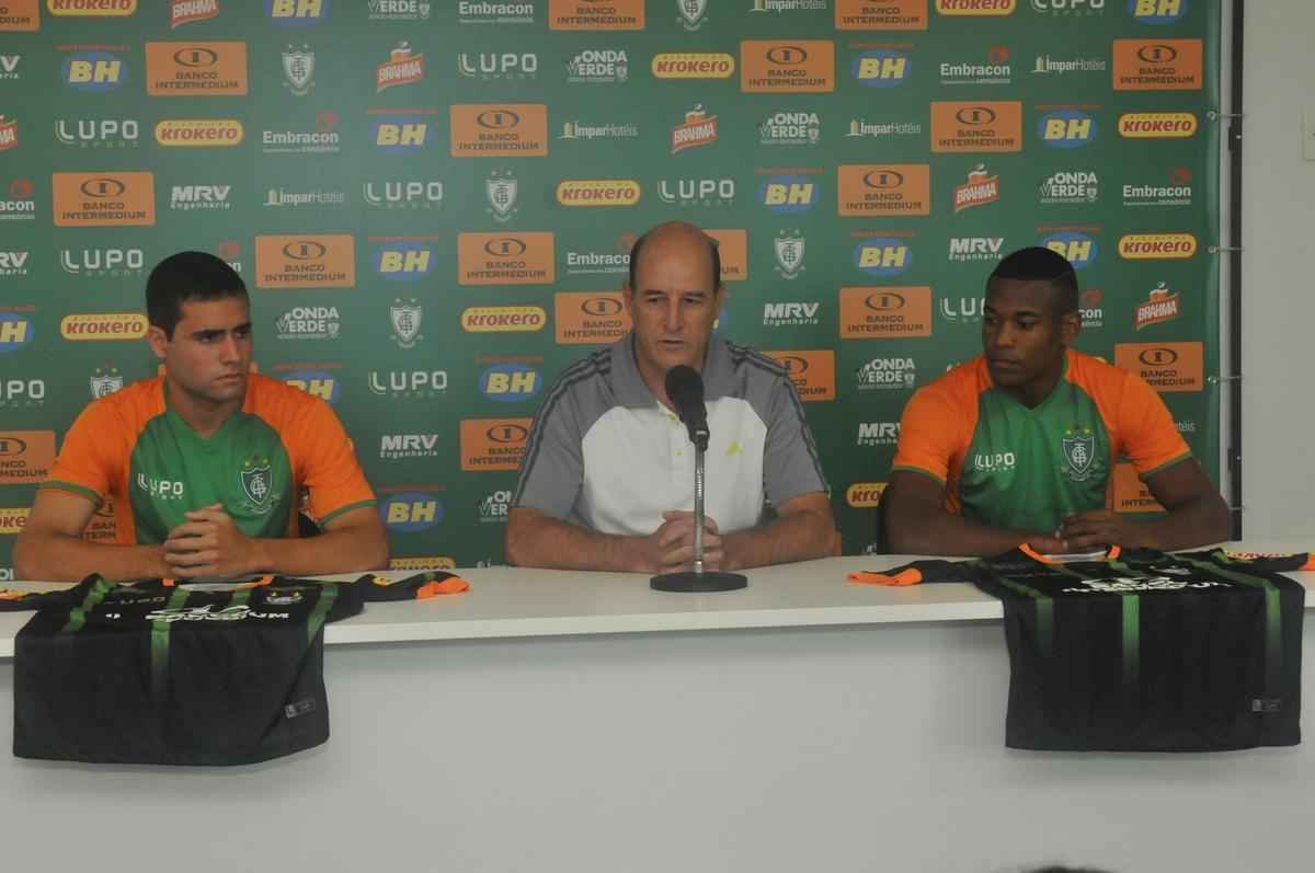 Presidente Euler Arajo apresentou nesta tera-feira os meias Eduardo e Alan Mineiro (Rodrigo Clemente/EM D.A Press)