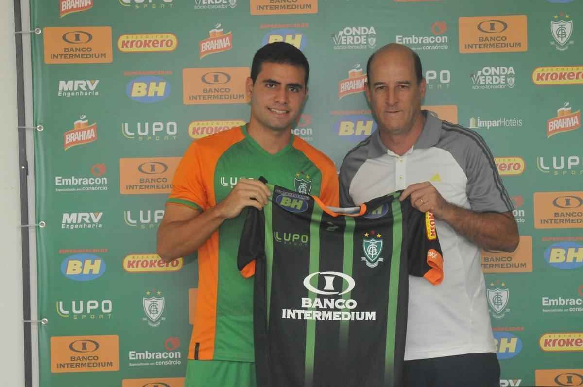 Presidente Euler Arajo apresentou nesta tera-feira os meias Eduardo e Alan Mineiro (Rodrigo Clemente/EM D.A Press)