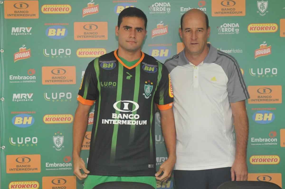 Presidente Euler Arajo apresentou nesta tera-feira os meias Eduardo e Alan Mineiro (Rodrigo Clemente/EM D.A Press)