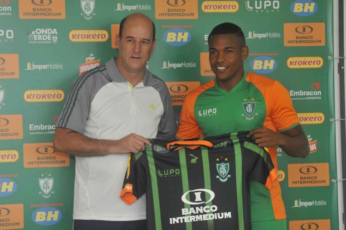 Presidente Euler Arajo apresentou nesta tera-feira os meias Eduardo e Alan Mineiro (Rodrigo Clemente/EM D.A Press)