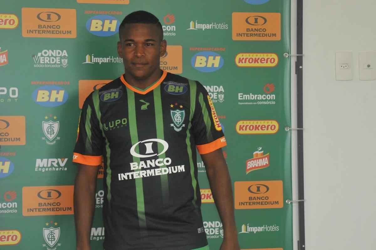 Presidente Euler Arajo apresentou nesta tera-feira os meias Eduardo e Alan Mineiro (Rodrigo Clemente/EM D.A Press)