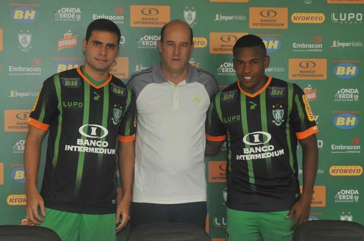 Presidente Euler Arajo apresentou nesta tera-feira os meias Eduardo e Alan Mineiro (Rodrigo Clemente/EM D.A Press)