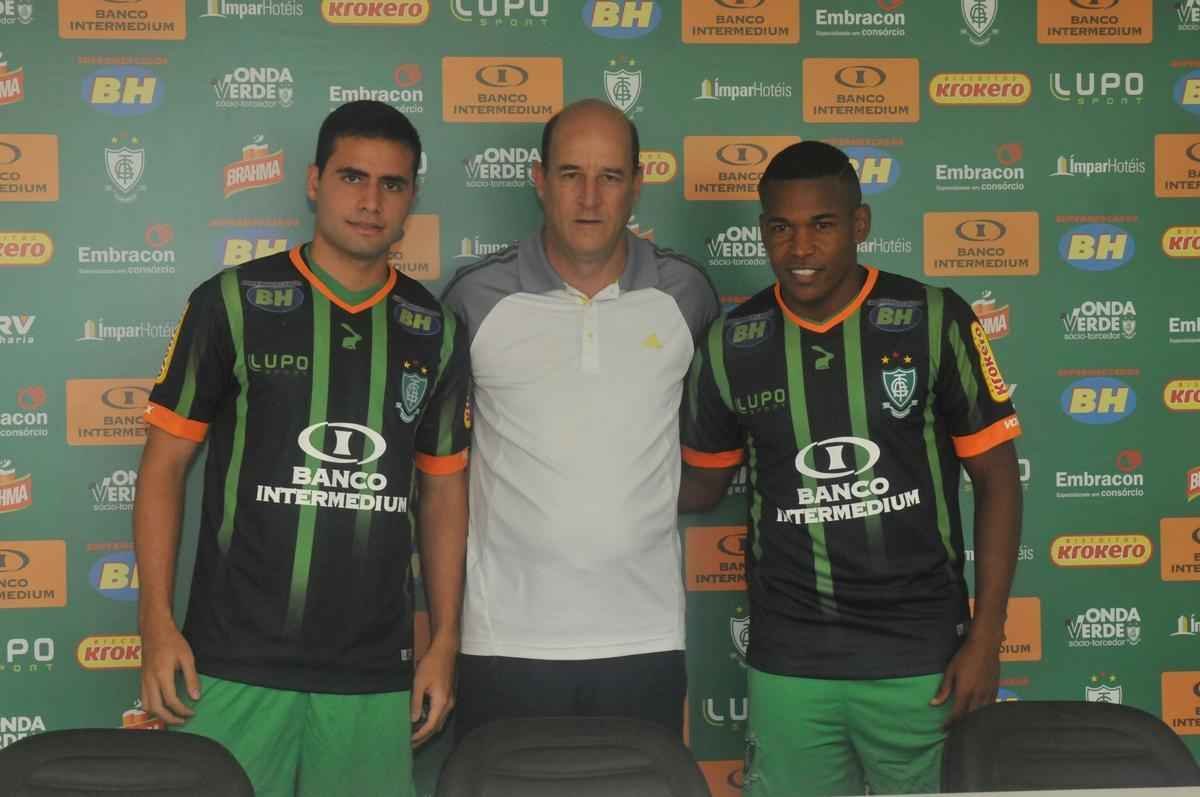 Presidente Euler Arajo apresentou nesta tera-feira os meias Eduardo e Alan Mineiro (Rodrigo Clemente/EM D.A Press)