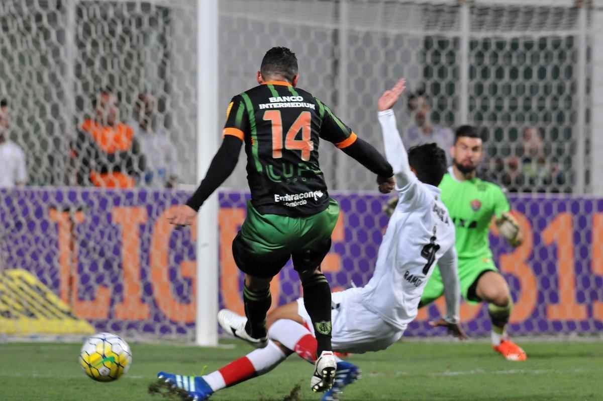 Imagens do jogo entre Amrica e Vitria no Independncia