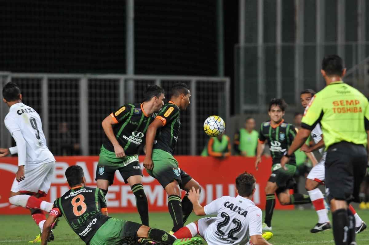 Imagens do jogo entre Amrica e Vitria no Independncia