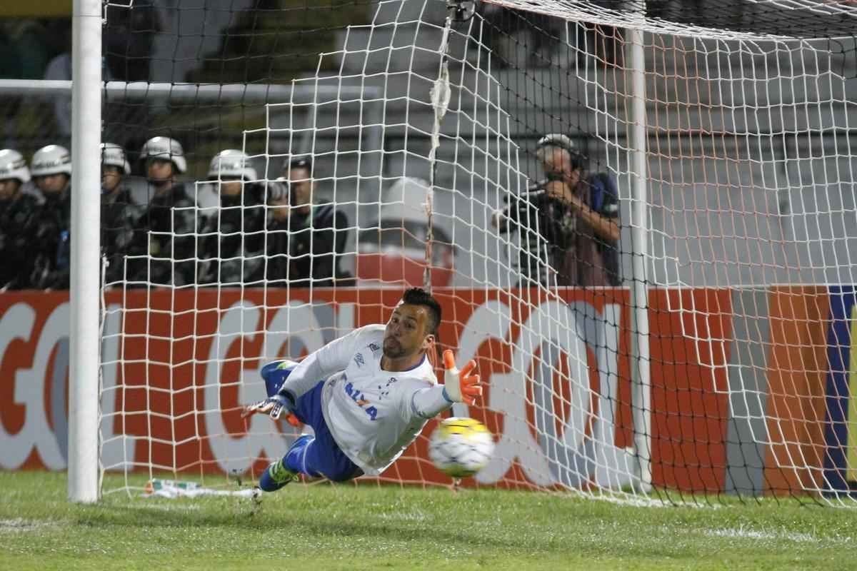Confira imagens da partida entre Santa Cruz e Cruzeiro, pela 3 rodada do Brasileiro 2016