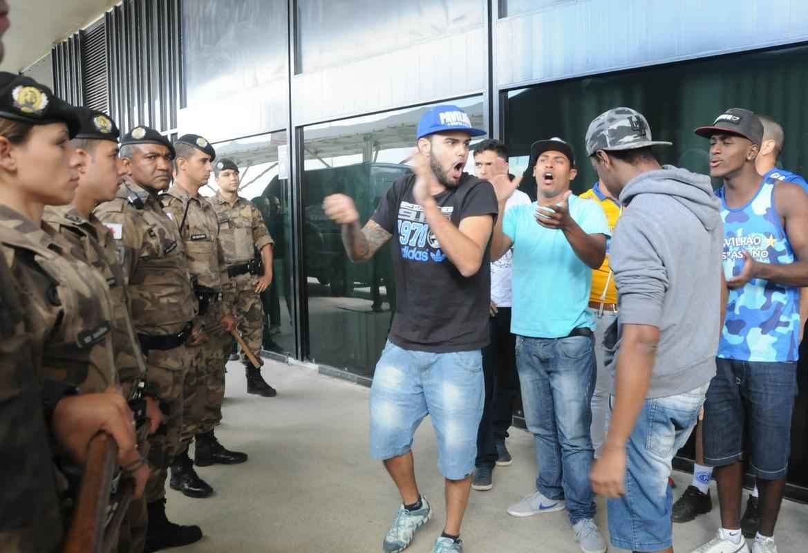Cruzeiro desembarcou nesta quinta-feira, em Confins, depois de goleada sofrida diante do Santa Cruz, no Recife. Cerca de dez torcedores protestaram quando os jogadores j estavam no nibus