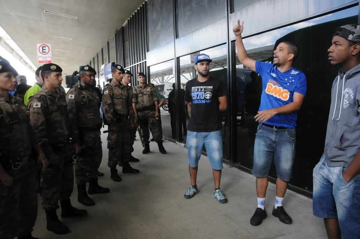 Cruzeiro desembarcou nesta quinta-feira, em Confins, depois de goleada sofrida diante do Santa Cruz, no Recife. Cerca de dez torcedores protestaram quando os jogadores j estavam no nibus