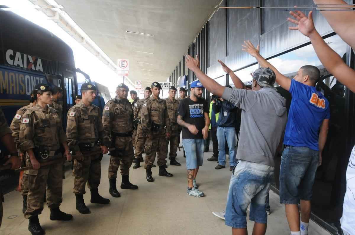 Cruzeiro desembarcou nesta quinta-feira, em Confins, depois de goleada sofrida diante do Santa Cruz, no Recife. Cerca de dez torcedores protestaram quando os jogadores j estavam no nibus