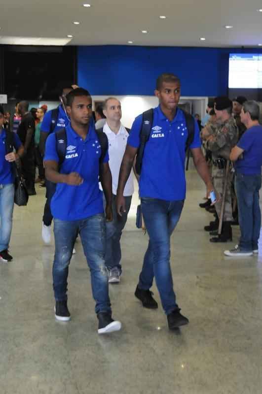 Cruzeiro desembarcou nesta quinta-feira, em Confins, depois de goleada sofrida diante do Santa Cruz, no Recife. Cerca de dez torcedores protestaram quando os jogadores j estavam no nibus