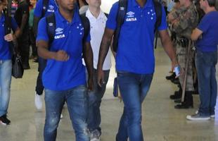 Cruzeiro desembarcou nesta quinta-feira, em Confins, depois de goleada sofrida diante do Santa Cruz, no Recife. Cerca de dez torcedores protestaram quando os jogadores j estavam no nibus