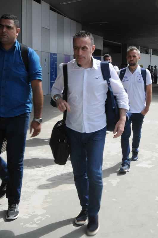 Cruzeiro desembarcou nesta quinta-feira, em Confins, depois de goleada sofrida diante do Santa Cruz, no Recife. Cerca de dez torcedores protestaram quando os jogadores j estavam no nibus