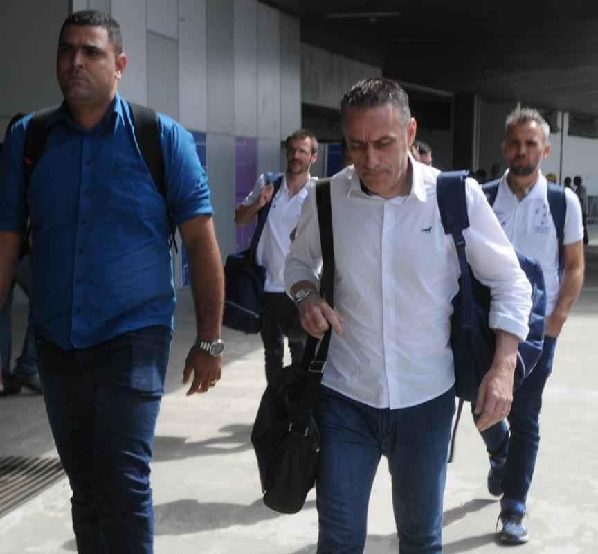 Cruzeiro desembarcou nesta quinta-feira, em Confins, depois de goleada sofrida diante do Santa Cruz, no Recife. Cerca de dez torcedores protestaram quando os jogadores j estavam no nibus