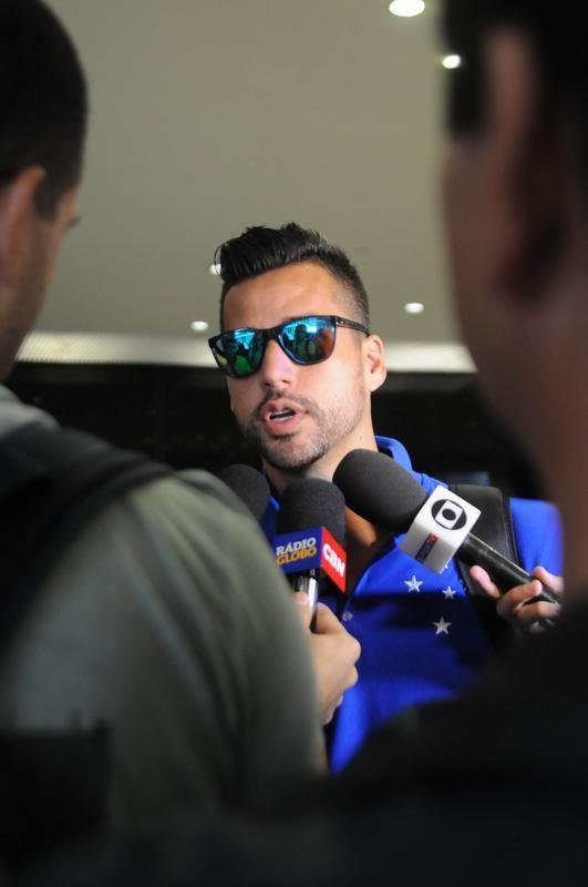 Cruzeiro desembarcou nesta quinta-feira, em Confins, depois de goleada sofrida diante do Santa Cruz, no Recife. Cerca de dez torcedores protestaram quando os jogadores j estavam no nibus