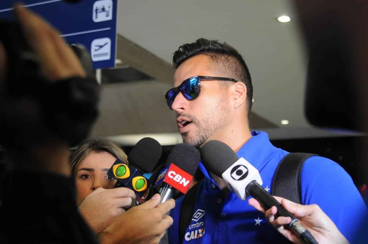 Cruzeiro desembarcou nesta quinta-feira, em Confins, depois de goleada sofrida diante do Santa Cruz, no Recife. Cerca de dez torcedores protestaram quando os jogadores j estavam no nibus