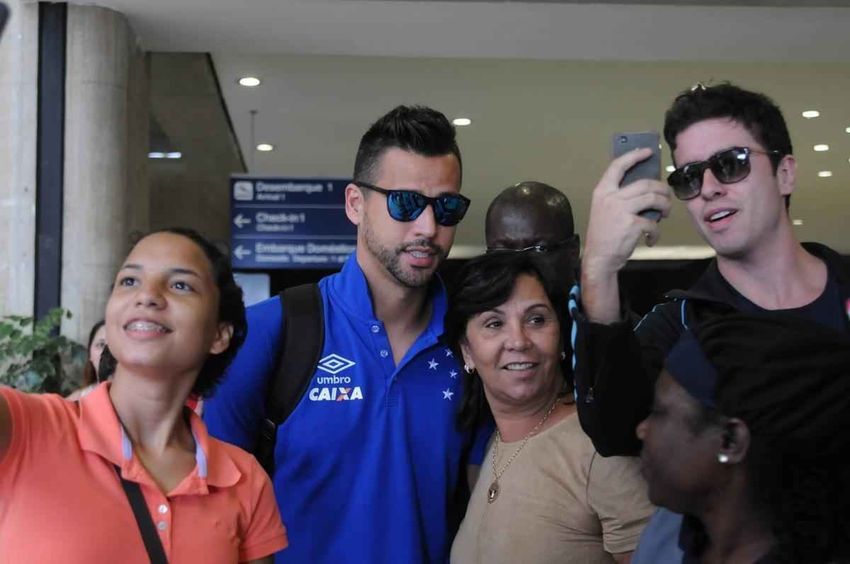 Cruzeiro desembarcou nesta quinta-feira, em Confins, depois de goleada sofrida diante do Santa Cruz, no Recife. Cerca de dez torcedores protestaram quando os jogadores j estavam no nibus