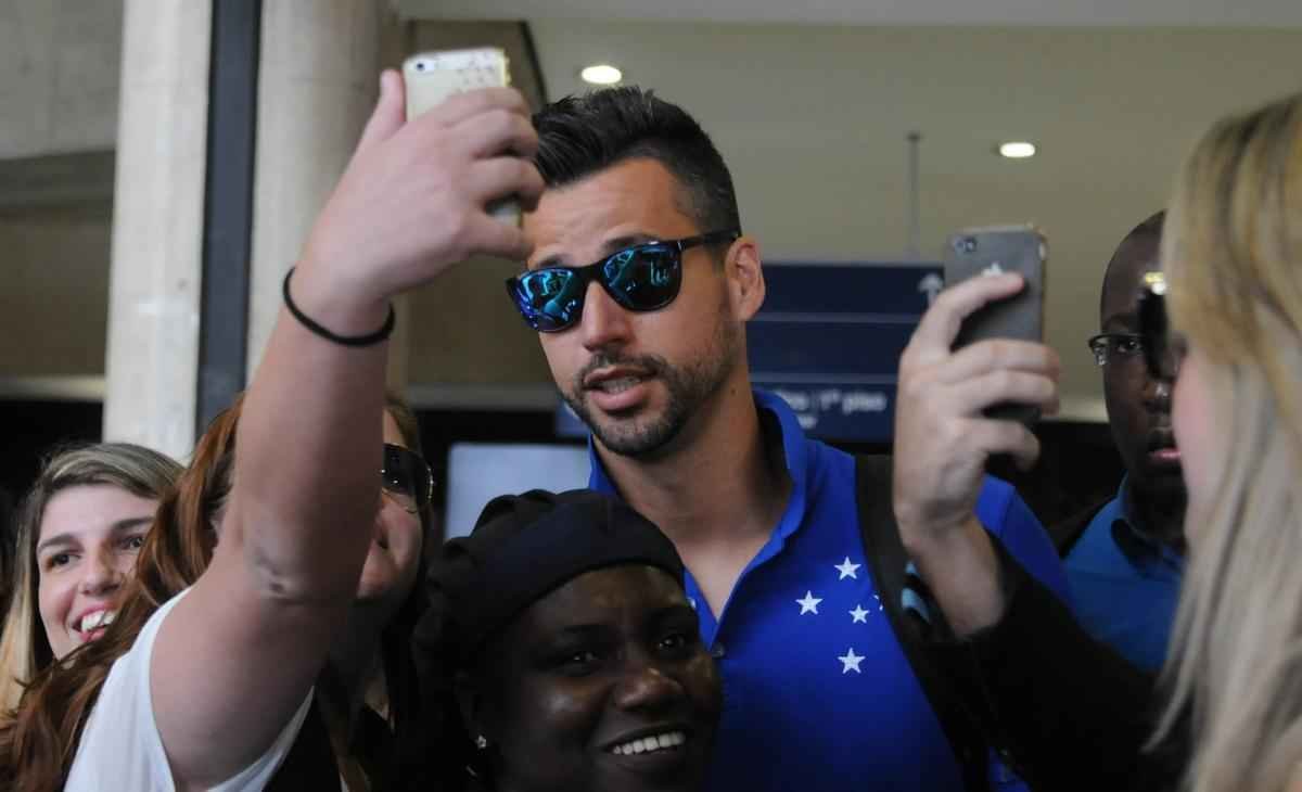 Cruzeiro desembarcou nesta quinta-feira, em Confins, depois de goleada sofrida diante do Santa Cruz, no Recife. Cerca de dez torcedores protestaram quando os jogadores j estavam no nibus