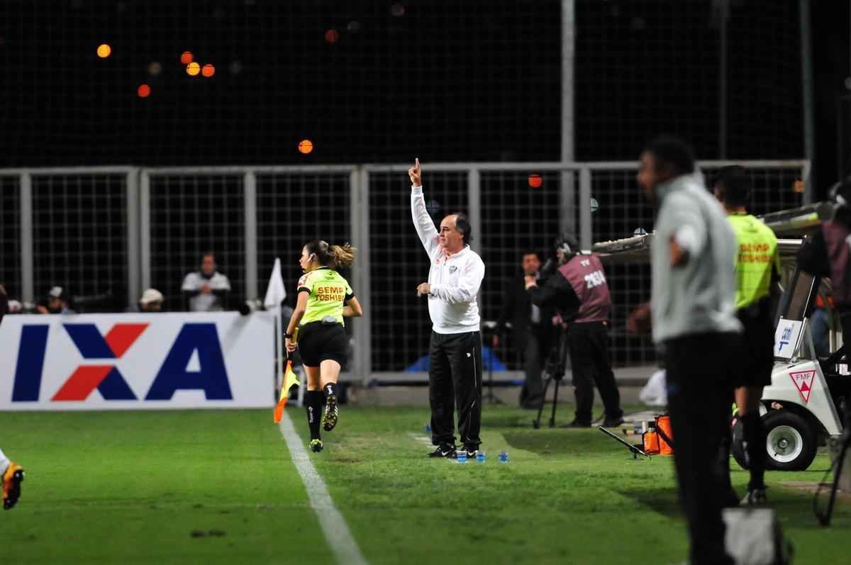 Treinador voltou ao Atltico aps sete anos e viu o time sair derrotado para o Grmio, no Horto, por 3 a 0