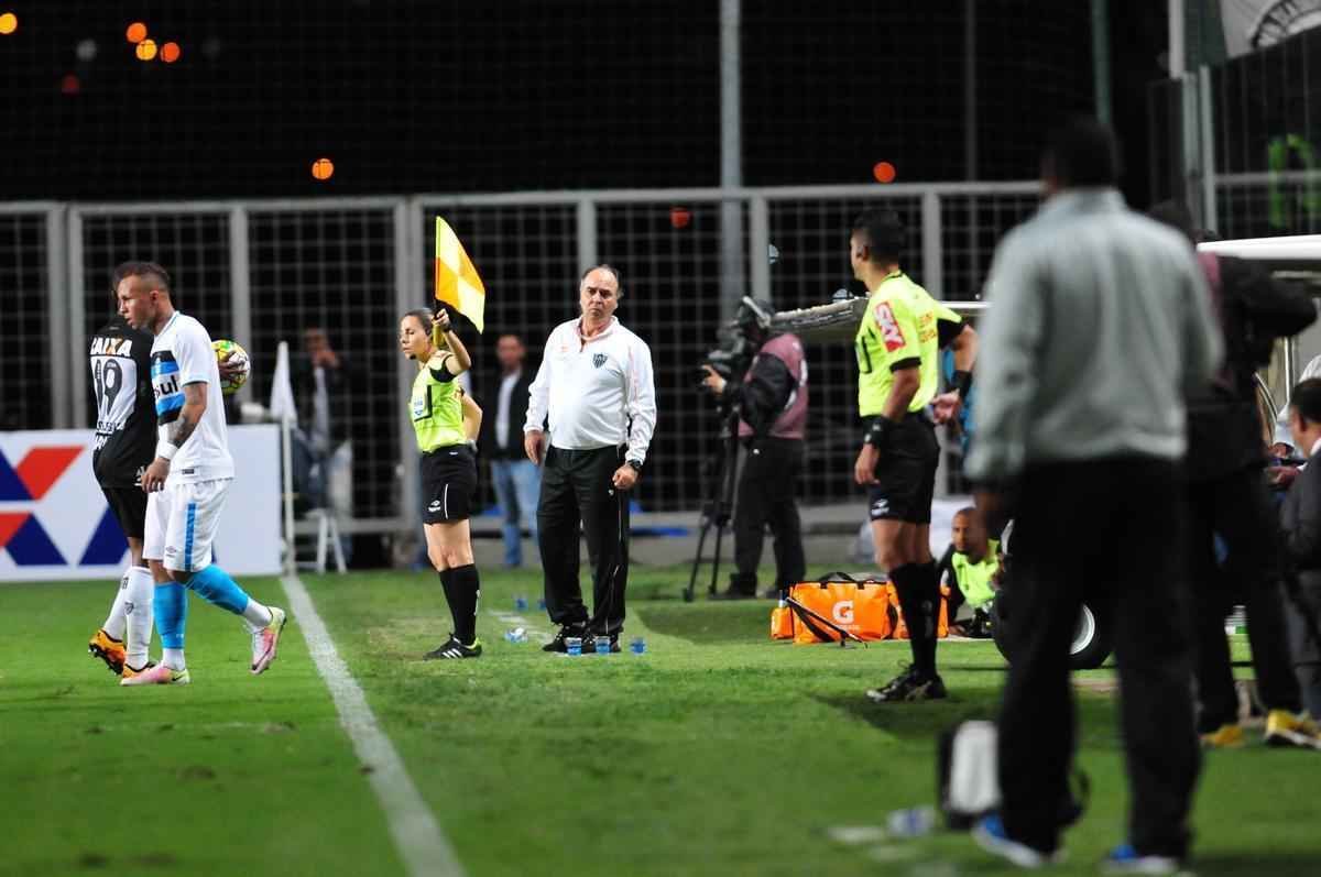 Treinador voltou ao Atltico aps sete anos e viu o time sair derrotado para o Grmio, no Horto, por 3 a 0