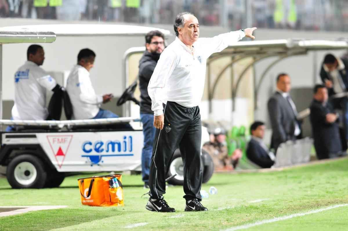 Treinador voltou ao Atltico aps sete anos e viu o time sair derrotado para o Grmio, no Horto, por 3 a 0