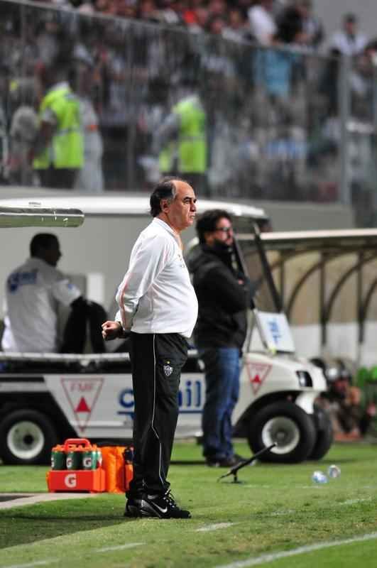 Treinador voltou ao Atltico aps sete anos e viu o time sair derrotado para o Grmio, no Horto, por 3 a 0