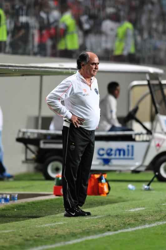 Treinador voltou ao Atltico aps sete anos e viu o time sair derrotado para o Grmio, no Horto, por 3 a 0