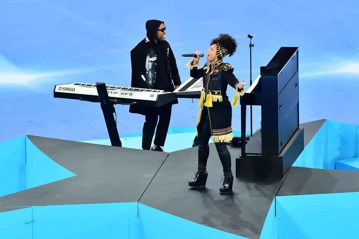 Italiano Andrea Bocelli e norte-americana Alicia Keys se apresentaram antes da grande final