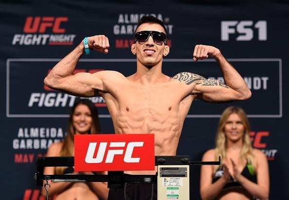 Pesagem oficial do UFC Fight Night 88 - Thomas Almeida na balana