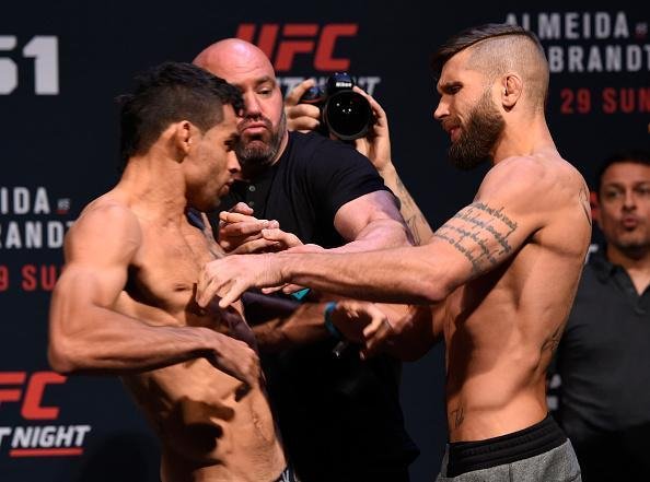Pesagem oficial do UFC Fight Night 88 - Renan Baro  empurrado por Jeremy Stephens