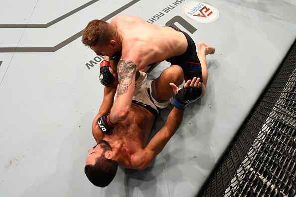 Estreante no UFC, Alberto Uda foi derrotado pelo norte-americano Jake Collier por nocaute tcnico, no segundo round