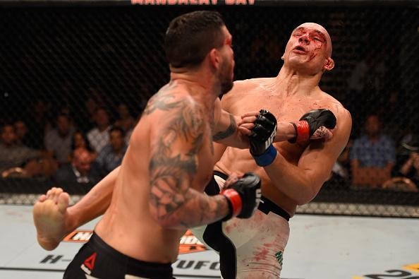 Vitor Miranda foi superado por Chris Camozzi por pontos e perdeu srie de vitrias no UFC