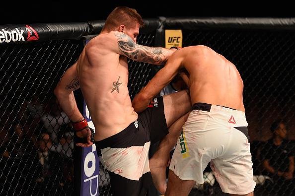 Estreante no UFC, Alberto Uda foi derrotado pelo norte-americano Jake Collier por nocaute tcnico, no segundo round