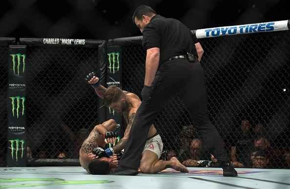 Na luta principal do UFC Fight Night 88, em Las Vegas,  Thomas Almeida foi nocauteado por Cody Garbrandt no primeiro round e perddeu invencibilidade na carreira