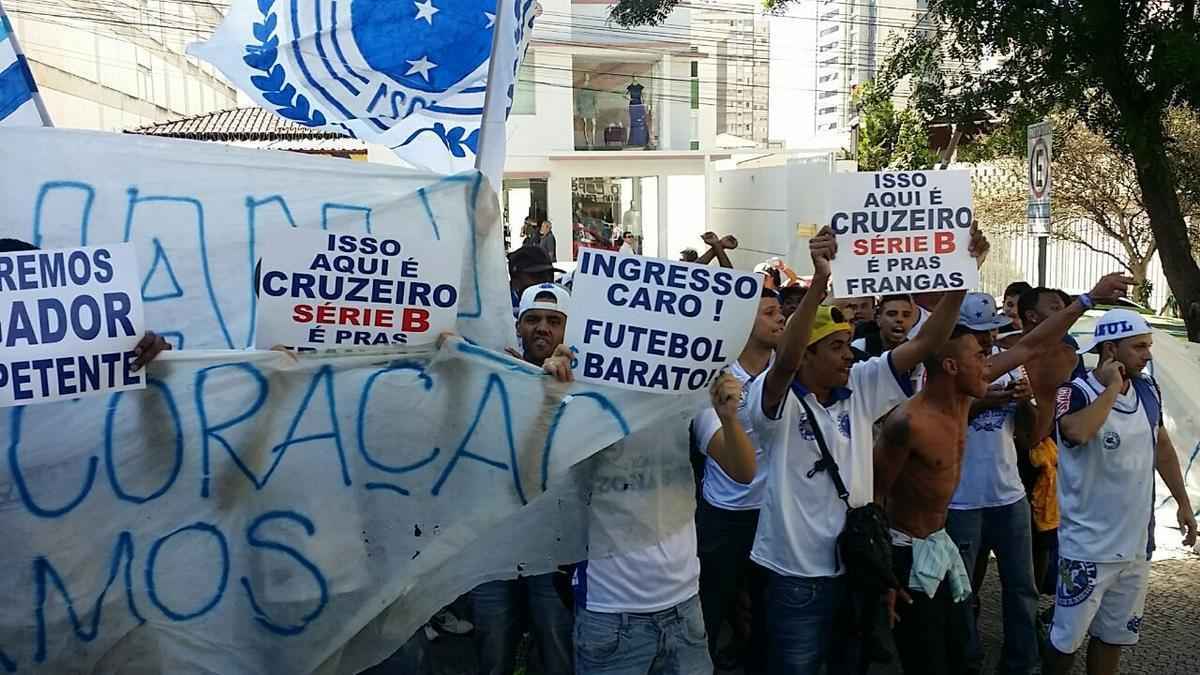 Torcedores do Cruzeiro protestam na sede do clube, no Barro Preto
