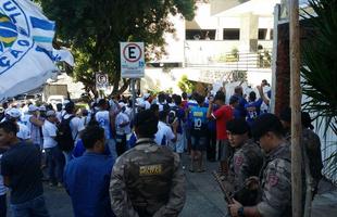 Torcedores do Cruzeiro protestam na sede do clube, no Barro Preto
