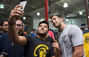 Treino aberto do UFC 199 em Torrance, Califrnia - Rockhold atende f e posa para foto